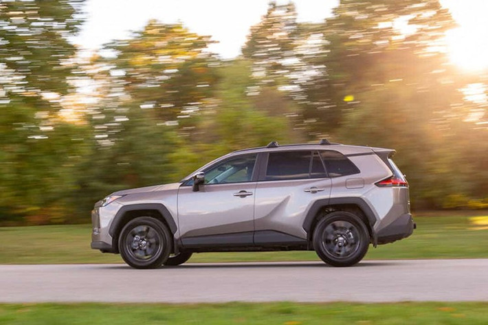 Về ngoại hình, RAV4 PHEV tại Nhật không có khác biệt so với phiên bản toàn cầu. Khách hàng có thể lựa chọn giữa bản Z tiêu chuẩn và bản GR Sport mang phong cách thể thao, trong khi cấu hình Adventure tại Nhật chỉ có bản hybrid thường.