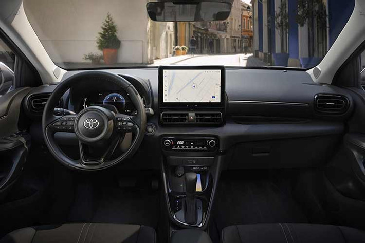 Bên trong cabin, thay đổi đáng chú ý nhất là màn hình giải trí trung tâm 10,5 inch – trang bị từng xuất hiện tại châu Âu từ năm 2023. Các phiên bản tiêu chuẩn sử dụng màn hình 8 inch, trong khi màn hình 7 inch cũ đã bị loại bỏ.