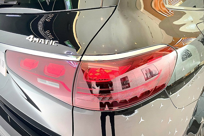 Không chỉ chú trọng tính thẩm mỹ, Mercedes-Benz còn cải thiện khả năng vận hành địa hình của GLS thông qua gói Off-road Engineering Package. Gói trang bị này tối ưu hệ thống treo và kiểm soát lực kéo, cho phép xe dễ dàng thích ứng với nhiều loại địa hình phức tạp từ đường cát, sỏi cho tới đèo dốc.