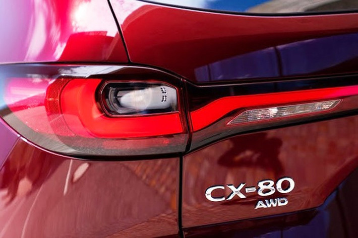 Kích thước khiến mẫu SUV này trở nên bề thế, giống với CX-70 và CX-90 hiện đang phân phối tại Bắc Mỹ. Đèn hậu của CX-80 vẫn mang kiểu dáng tương tự CX-60 nhưng phần cản sau và cửa cốp đã được thiết kế lại.