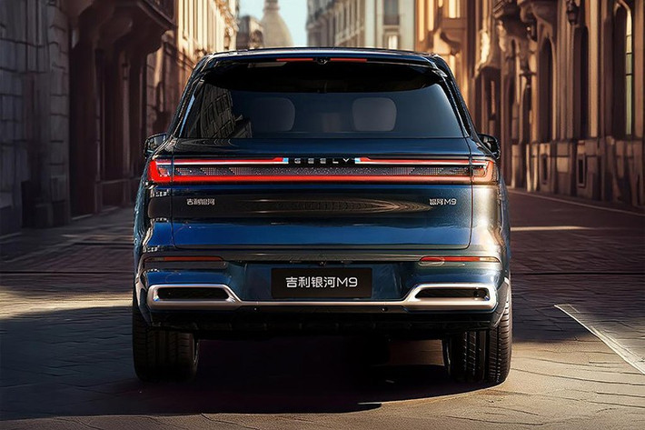 Galaxy M9 là phiên bản sản xuất thương mại của mẫu xe ý tưởng Galaxy Starship ra mắt tại Bắc Kinh 2024. Xe mang phong cách hiện đại với dải đèn LED “Brilliant Galaxy” nối liền hai cụm đèn pha trước, đèn hậu thanh mảnh cùng cảm biến LiDAR đặt trên mui.