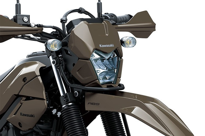 Điểm khác biệt lớn nhất giữa KLX230 DF và phiên bản tiêu chuẩn nằm ở hệ thống trang bị hỗ trợ off-road. Xe được trang bị ốp gầm bảo vệ động cơ màu đen chắc chắn, giúp chống va đập từ bên dưới.