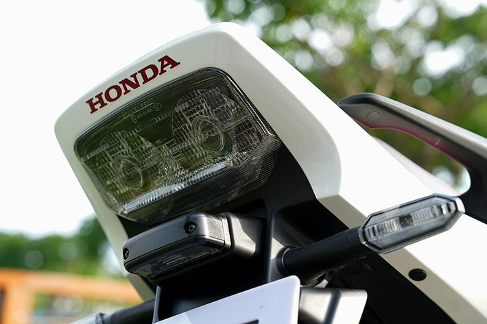 Một số chi tiết trên Honda CB1300SF SP Final Edition còn tạo sự khác biệt về độ hoàn thiện cơ khí cũng như cách phối màu. Trong đó, tay đòn (swingarm) và chảng ba (top triple) chế tác tinh xảo, độ hoàn thiện cao kết hợp màu sơn bạc tạo điểm nhấn sang trọng...