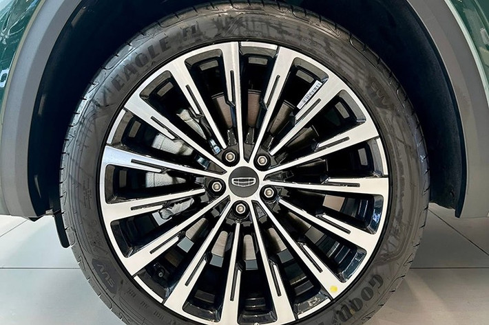 Mẫu xe Trung Quốc này được trang bị lưới tản nhiệt cỡ lớn, đi kèm những nan mạ crôm nằm dọc như thác nước. Bên cạnh đó là cụm đèn pha Matrix LED hẹp với 126 bóng LED có thể điều khiển riêng lẻ, nằm giữa 2 dải đèn định vị ban ngày. Đèn hậu xe là dạng Matrix LED.