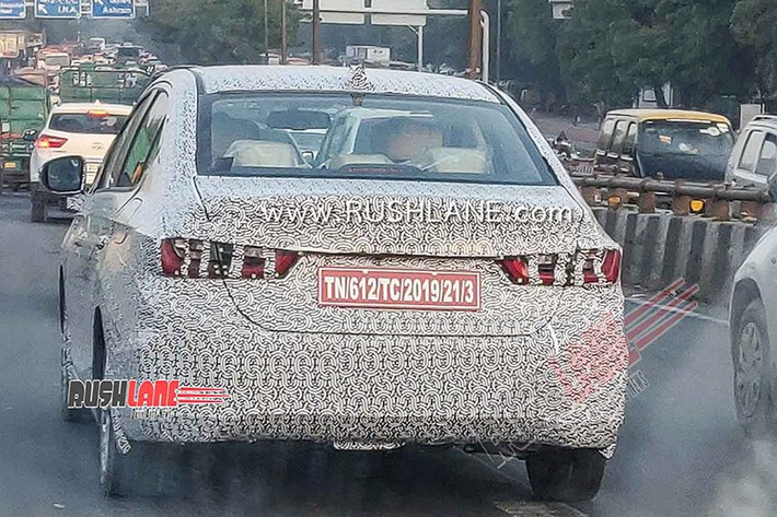 Thân xe sẽ đi kèm tay nắm cửa mạ crôm, gương chiếu hậu cùng màu thân xe tích hợp đèn báo rẽ, cột B và nóc sơn đen, tích hợp ăng ten vây cá mập. Phía sau là đèn hậu góc cạnh và cản sau hai tông màu. Honda cũng có thể sẽ bổ sung một số màu sơn mới cho xe. Những thay đổi lớn về trang bị dự kiến sẽ không xuất hiện trên Honda City 2026.