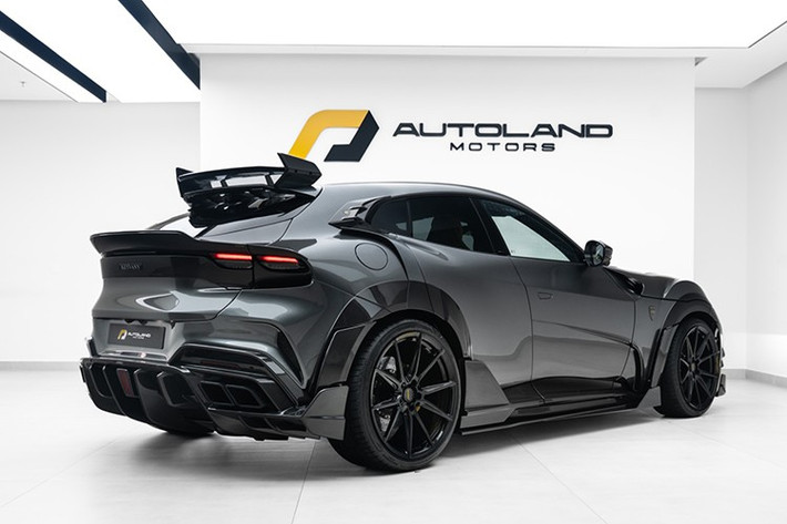 Xe cũng được bổ sung nhiều chi tiết ở phía trước, bao gồm một số cánh gió và chắn bùn đồ sộ, nắp capo có khe gió, ốp hông mới, ốp trang trí hậu mãi phía trên, cánh gió sau lớn, cánh gió đuôi vịt, bộ khuếch tán gió lớn, đèn phanh phụ, đầu ống xả khác biệt...