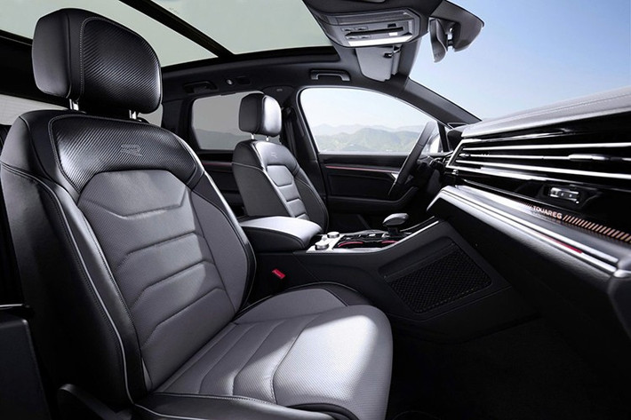 Trong hành trình của mình, Volkswagen Touareg đã ghi dấu với nhiều khoảnh khắc đáng nhớ: Năm 2005, nguyên mẫu Touareg Stanley đã giành chiến thắng trong cuộc đua xe tự hành xuyên sa mạc Nevada. Năm 2006, Touareg thương mại được trang bị động cơ diesel V10 TDI đã kéo thành công máy bay Boeing 747, chứng minh sức mạnh mô-men xoắn không chỉ là chiêu trò quảng cáo.