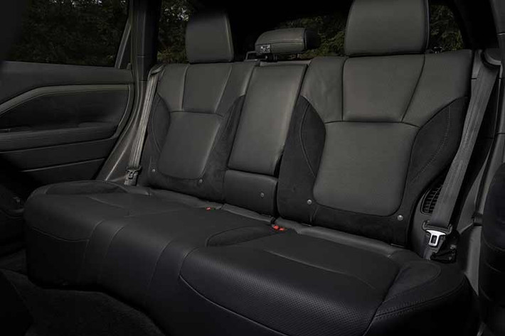 Cụm pin lithium-ion dung lượng 1,1 kWh được bố trí bên dưới sàn khoang hành lý, đi kèm hệ dẫn động 4 bánh toàn thời gian và vi sai cơ khí phía sau. Để phù hợp với bố trí mới này, bình nhiên liệu đã được thiết kế lại với các khoang sâu hơn để chứa dây dẫn và bộ inverter.