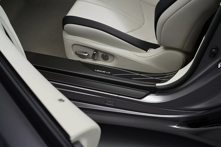 Tuy nhiên, Lexus đã kết hợp một chút tinh chỉnh nhỏ về khung gầm, với các bộ phận treo rỗng bằng nhôm phía sau được sử dụng để tăng độ cứng thân xe. Trong khi bản coupe được thiết kế để đem tới cảm giác lái sắc nét và phản ứng nhanh hơn...