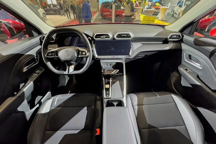 Khoang lái của MG ZS HEV 2025 mang phong cách tối giản hiện đại, lấy cảm hứng từ những mẫu MG tại thị trường châu Âu. Màn hình trung tâm cảm ứng 12,3 inch đặt nổi là chi tiết nổi bật nhất, hỗ trợ Apple CarPlay và Android Auto. Phía sau vô-lăng là bảng đồng hồ kỹ thuật số 12,3 inch cho khả năng hiển thị rõ nét.