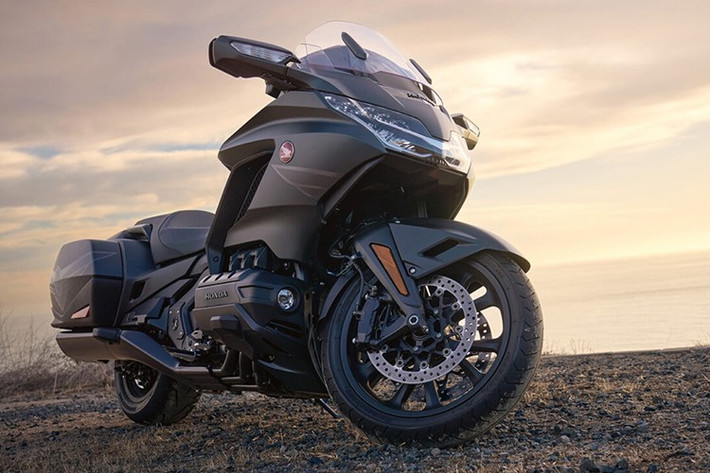 Honda Việt Nam chính thức trình làng mẫu Honda Gold Wing 2025 mới, đánh dấu cột mốc lịch sử kỷ niệm 50 năm ra đời của dòng xe touring cao cấp. Không chỉ đơn thuần là một phương tiện di chuyển, Gold Wing 2025 tiếp tục khẳng định vị thế của một biểu tượng xe đường trường, đồng thời thể hiện đẳng cấp, sự tinh tế và khát vọng chinh phục mọi cung đường.