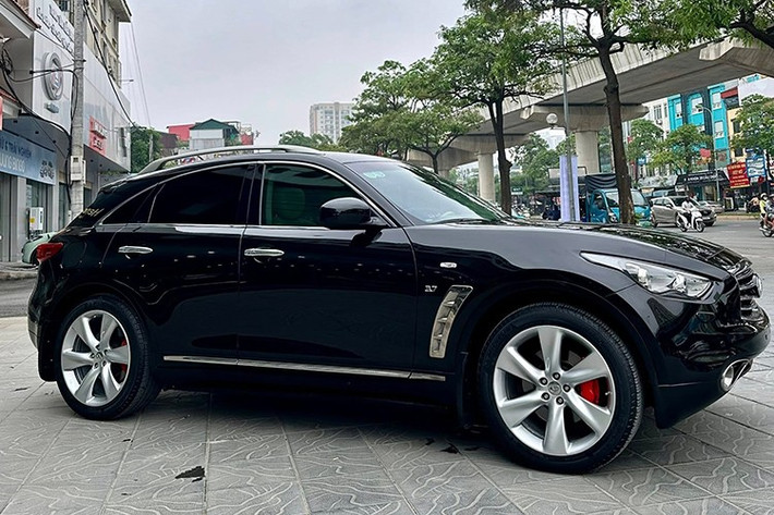 Những mẫu xe như Infiniti QX70 trở thành món “hàng độc” nhờ ngoại hình khác biệt, động cơ mạnh mẽ và cảm giác lái đậm chất thể thao – điều mà không phải chiếc SUV phổ thông nào cũng có thể mang lại.