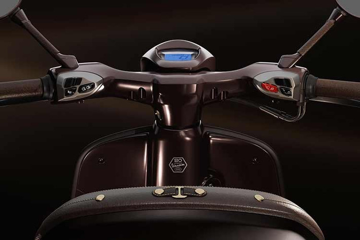 Sự xuất hiện của da trên tay nắm, bọc chân gương chiếu hậu với những đường chỉ khâu hình thoi tinh tế đã tạo nên một tổng thể hài hòa. Điểm nhấn riêng biệt nằm ở phía dưới yên xe với biểu tượng hình móng ngựa, biểu tượng của sự may mắn và sức mạnh kết hợp cùng chữ cái viết tắt của thương hiệu được cách điệu đầy nghệ thuật.