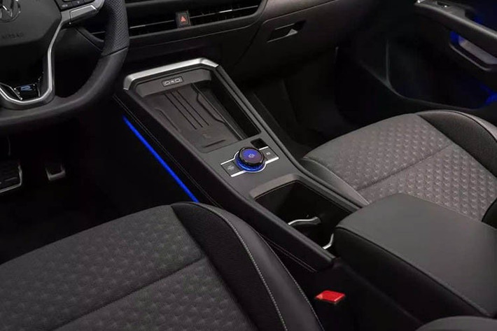 Giờ đây, với nội thất lấy cảm hứng từ phòng khách, T-Roc tự hào sở hữu hệ thống thông tin giải trí tiêu chuẩn 12,9 inch và màn hình hiển thị trên kính chắn gió tùy chọn.