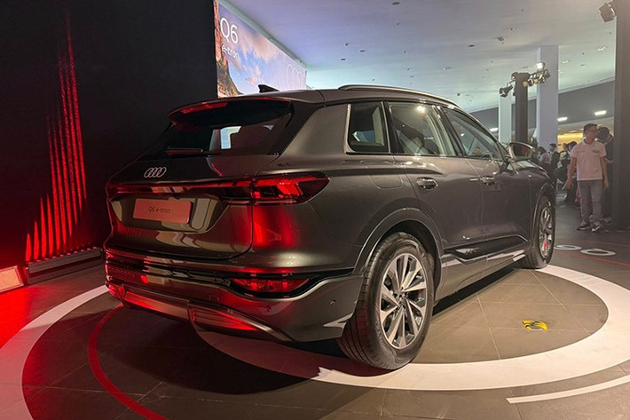 Phần đầu xe dựng thẳng với cụm lưới tản nhiệt Singleframe khép kín và đảo ngược, tuân theo ngôn ngữ thiết kế đặc trưng của các mẫu xe điện Audi. Thiết kế hướng dọc của phần đầu xe giúp tạo ấn tượng mạnh mẽ, tự tin. Khung viền màu bạc selenite hoặc đen bóng cao cấp bao quanh cụm lưới tản nhiệt 3D cùng hốc gió hai bên. Dải đèn định vị ban ngày đặt cao mang đến diện mạo đầy ấn tượng và nổi bật.