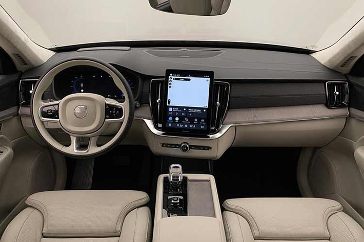 Bước vào bên trong, người dùng sẽ ngay lập tức ấn tượng với những tinh chỉnh về công nghệ hiển thị. Màn hình cảm ứng trung tâm đặt dọc được nới rộng kích thước từ 9 inch lên 11,2 inch, đồng thời mật độ điểm ảnh cũng tăng thêm 21%, mang lại độ sắc nét vượt trội.