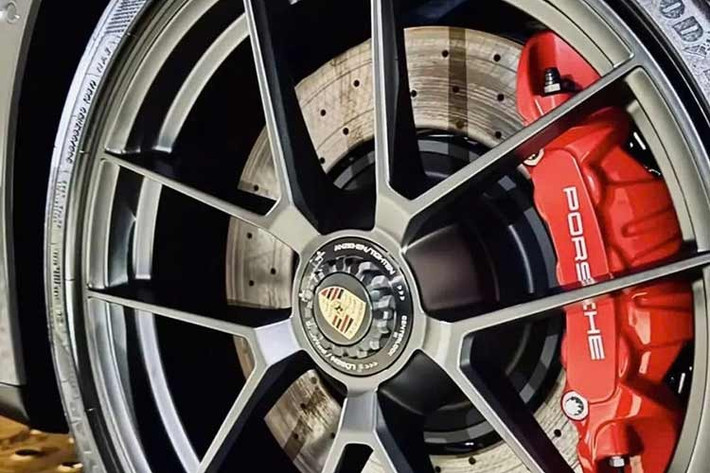 Tổng cộng có bảy tùy chọn thiết kế mâm xe 19/20 inch hoặc 20/21 inch có sẵn cho 911 mới, riêng chiếc xe thể thao mui trần Porsche 911 Targa 4 GTS của nữ doanh nhân Hà Nội có bộ mâm 5 chấu kép dạng chữ Y được sơn đen nhám, đi kèm khóa bánh trung tâm.