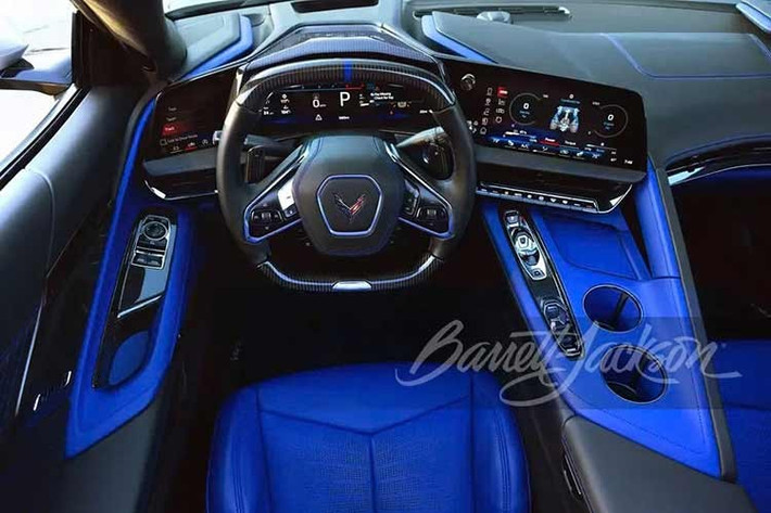 Xe có lớp sơn màu thép mờ, với các ngôi sao trên nắp ca-pô và các đường sọc trên nóc xe và nắp cốp, nhằm tôn vinh kỷ niệm 250 năm thành lập Hoa Kỳ. Nó cũng đánh dấu 25 năm kể từ ngày 11/9, ngày nước Mỹ bị rung chuyển. Chỉ trong vòng 2 phút, giá đấu đã đạt mức 2 triệu đô la và tưởng chừng như sẽ bứt phá. Tuy nhiên, những người quan tâm đến chiếc xe đã khá kiềm chế và lần này giá chốt ở mức 2,6 triệu USD.