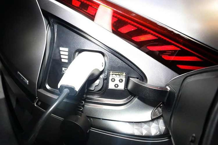 Về ngoại hình, EV6 là mẫu xe điện đầu tiên của Kia, sở hữu kiểu dáng SUV coupe với nóc xe vuốt dốc về đuôi, ra mắt toàn cầu hồi tháng 3. Xe phát triển dựa trên nền tảng kiến trúc xe điện mới E-GMP (Electric - Global Modular Platform).