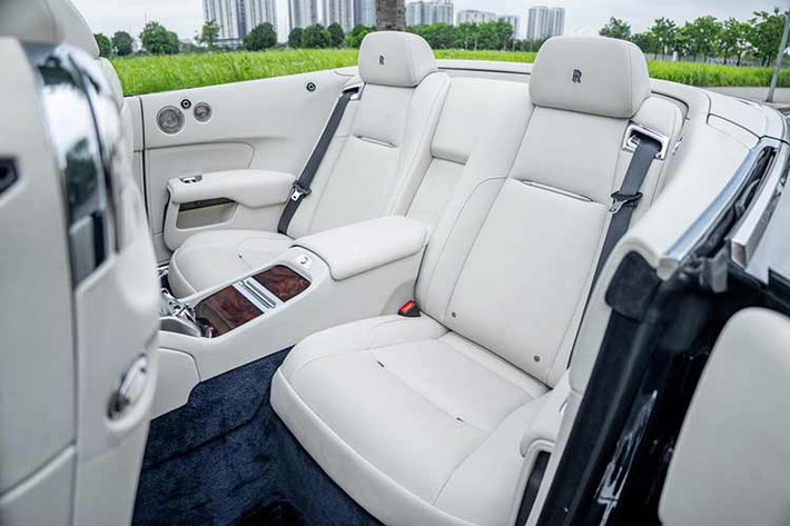 Chiếc mui xếp mềm của xe mất khoảng thời gian 20 giây để đóng hoặc mở mui. Người lái có thể thực hiện việc đóng mui hay mở mui ngay khi xe Rolls-Royce Dawn đang chạy nhưng tốc độ phải dưới 50 km/h.