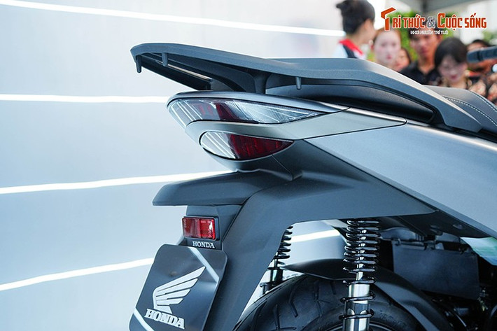 Bằng việc kết nối bluetooth qua ứng dụng My Honda+, khách hàng có thể xem toàn bộ thông tin xe như tình trạng vận hành, lịch sử sửa chữa, bảo dưỡng, bảo hành, tiêu hao nhiên liệu, lịch sử đỗ xe và các tin tức sự kiện của HVN. Công nghệ này còn hỗ trợ gửi thông điệp về ngày có sự kiện đặc biệt của khách hàng tới màn hình trên mặt đồng hồ khi cài đặt ngày này trên ứng dụng.