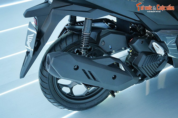 Honda cho biết phần khung và hệ thống giảm xóc được cải tiến giúp xe ổn định hơn khi tăng tốc hoặc ôm cua. Khoang chứa đồ của mẫu xe này dù không nổi bật như "đàn anh" Lead nhưng vẫn thuộc nhóm lớn nhất phân khúc, đủ để chứa mũ bảo hiểm cả đầu cùng nhiều vật dụng cá nhân.