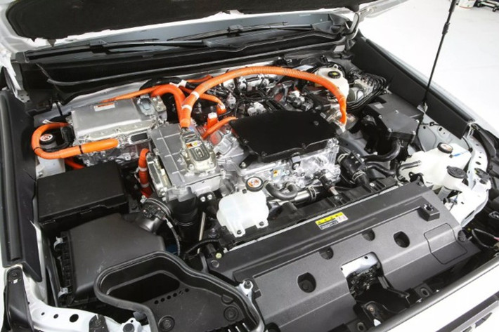 Điểm đặc biệt nhất trên xe chính là hệ truyền động. Toyota trang bị cho Tacoma H2 Overlander hai mô-tơ điện cho tổng công suất 547 mã lực, kết hợp với pin lithium-ion 24,9 kWh và bộ pin nhiên liệu Mirai. Hệ thống gồm ba bình chứa hydro áp suất cao, được bố trí trong khung gầm nhằm tối ưu không gian và độ an toàn.