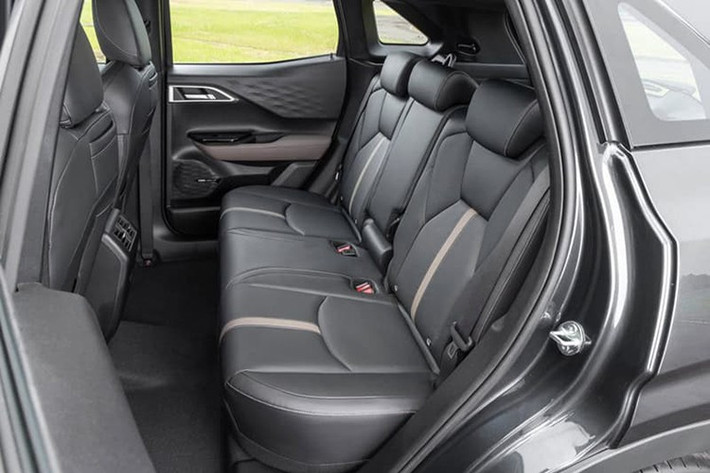 Điểm khác biệt cơ bản giữa Mitsubishi XForce HEV và bản tiêu chuẩn nằm ở hệ truyền động hybrid e:Motion. Đây là hệ thống tương tự trên Xpander HEV và Xpander Cross HEV đã ra mắt tại Thái Lan năm 2024.