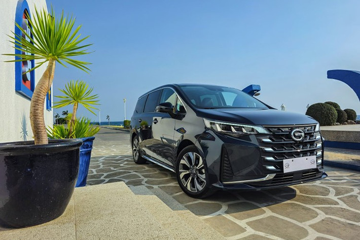 Dòng xe MPV cỡ nhỏ được đánh giá là lựa chọn hợp lý cho cả gia đình lẫn mục đích kinh doanh. MPV có thể chở 7 người, đi kèm khoang nội thất linh hoạt, nhiều mẫu xe còn được trang bị các tính năng tiện nghi và an toàn đầy đủ như camera 360, hỗ trợ khởi hành ngang dốc, cảnh báo điểm mù, và kiểm soát hành trình thích ứng.