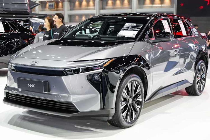 Tại thị trường Thái Lan, mẫu xe SUV điện Toyota bZ4X facelift 2026 được phân phối với hai phiên bản gồm dẫn động cầu trước (FWD) và dẫn động bốn bánh (AWD), với mức giá khởi điểm lần lượt từ 1.529.000 Baht (tương đương 1,2 tỷ đồng) và 1.649.000 Baht (tương đương 1,3 tỷ đồng).