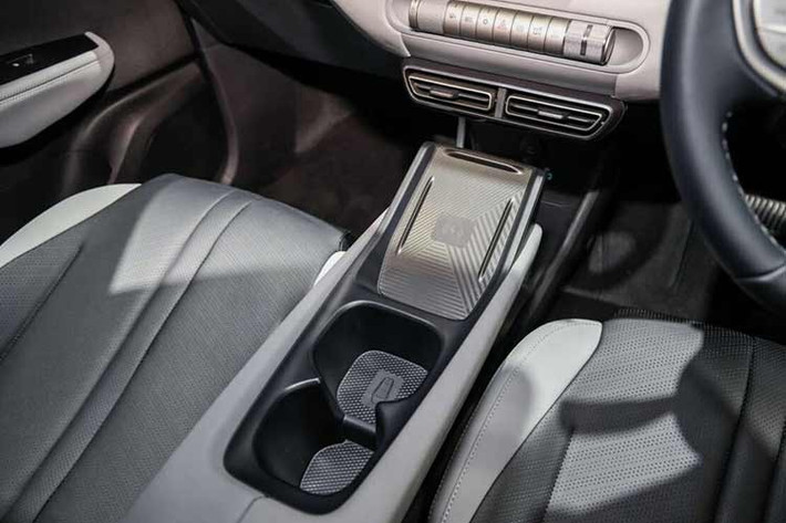 Nội thất tông màu đen-xám là trang bị tiêu chuẩn cho toàn bộ dòng xe này. Trong khi đó, các tùy chọn màu ngoại thất gồm trắng Shell White, đen Quantum Black, xanh cốm Pop Green và xanh dương Velocity Blue. Tuy nhiên, phiên bản Dynamic chỉ có hai màu trắng Shell White và đen Quantum Black.