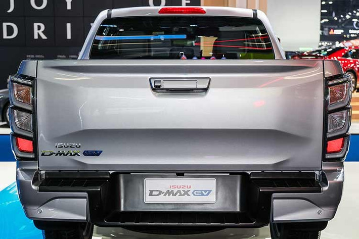 Nếu chỉ chạy trong thành phố, phạm vi hoạt động của xe sẽ tăng lên 361 km. Với bộ sạc nhanh DC với công suất sạc tối đa 50 kW, thời gian nạp pin từ 20% đến 80% rơi vào khoảng 1 giờ. Bên cạnh đó là bộ sạc chậm AC với công suất sạc 11 kW. Khả năng off-road cũng ấn tượng khi xe có thể lội nước 600 mm. Trong khi đó, hệ thống treo sau được nâng cấp sang loại De-Dion thay vì dùng nhíp lá, giúp cải thiện độ êm ái.