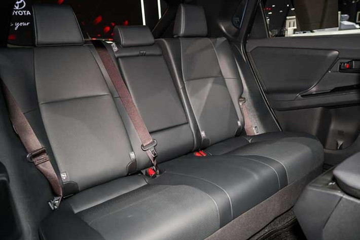 Trang bị an toàn của bZ4X 2026 với gói Toyota Safety Sense với các tính năng: cảnh báo va chạm và phanh tự động, giữ làn, kiểm soát hành trình thích ứng, hỗ trợ đỗ xe thông minh, camera 360 độ, cùng 8 túi khí. Xe cũng có phanh tay điện tử, cảnh báo điểm mù, cảnh báo phương tiện cắt ngang phía sau và cảm biến áp suất lốp.