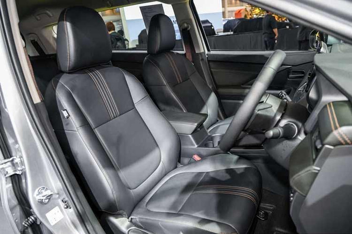 Nội thất với ghế da tổng hợp màu đen, trang trí thêm với điểm nhấn màu đồng ở nhiều vị trí. Sau vô-lăng là màn hình LCD 8 inch. Ở trung tâm là màn hình cảm ứng giải trí 10 inch, hỗ trợ kết nối Apple CarPlay/Android Auto.