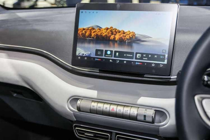 Ngoài ra, xe còn được trang bị hệ thống âm thanh 4 loa, thẻ mở khóa NFC, điều hòa tự động có lọc bụi PM2.5, camera lùi và 4 túi khí. Bên cạnh đó là các hệ thống an toàn cơ bản như hệ thống chống bó cứng phanh ABS, kiểm soát lực kéo và kiểm soát thân xe chủ động VDC.