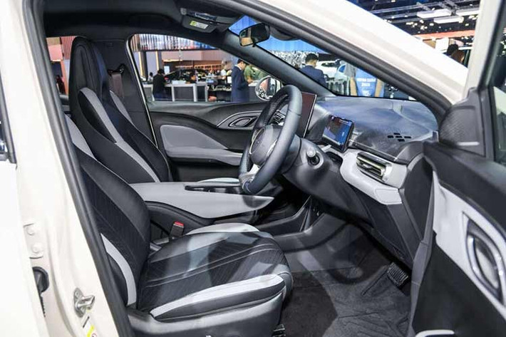 Ở BYD Atto 1 phiên bản Premium, xe còn được bổ sung vô lăng chỉnh 4 hướng (lên/xuống, tiến/lùi), ghế lái chỉnh điện 6 hướng, sạc không dây và có tới 6 túi khí an toàn (một điểm hiếm hoi ở dùng xe cỡ nhỏ giá rẻ trên thị trường hiện nay).