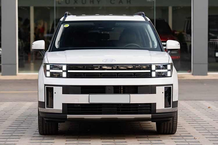 Chỉ mới lăn bánh với odo hơn 3.700 km, một chiếc Hyundai SantaFe Hybrid 1.6 HTRAC sản xuất 2025 đang được rao bán lại với giá 1,25 tỷ đồng trên sàn xe cũ Hà Nội, thấp hơn đáng kể so với giá niêm yết khoảng 1,45 tỷ đồng. Con số này cho thấy chủ xe đã chấp nhận khoản lỗ lên tới hàng trăm triệu đồng chỉ sau thời gian ngắn sử dụng.