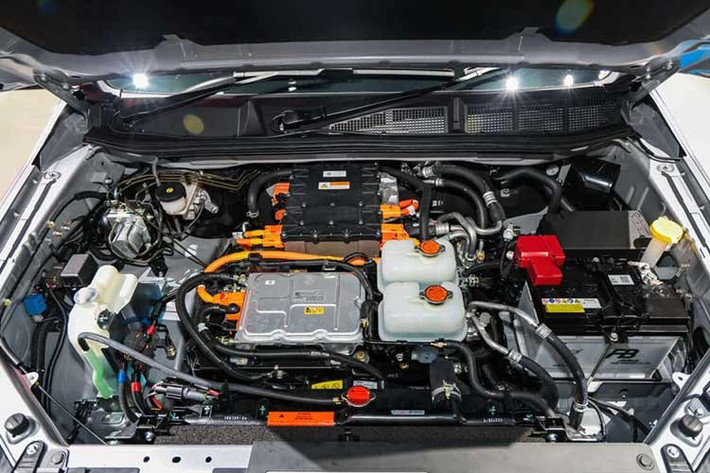 "Trái tim" của Isuzu D-Max EV là 2 mô-tơ điện, cho tổng công suất 188 mã lực và mô-men xoắn 325 Nm. So với Isuzu D-Max máy dầu, xe mạnh hơn 27 mã lực nhưng mô-men xoắn cực đại lại giảm 35 Nm. Hệ dẫn động 4 bánh toàn thời gian được giữ lại, cùng chế độ “Rough Terrain Mode” hỗ trợ vận hành trên địa hình gồ ghề.