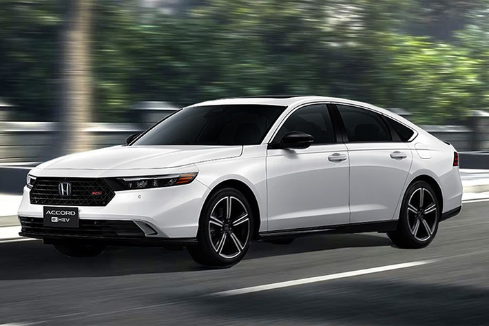 Giá xe Honda Accord 2026 bản LX khởi điểm từ 29.590 USD ( khoảng 772 triệu đồng bao gồm phí vận chuyển), tăng 100 USD so với năm trước. Bản SE có giá 31.890 USD (khoảng 832 triệu đồng), nhỉnh hơn 135 USD. Các bản cao hơn như Sport (34.990 USD - 913 triệu đồng), EX-L (36.290 USD - 946 triệu đồng), Sport-L (36.680 USD - 957 triệu đồng) và Touring (40.645 USD - 1,60 tỷ đồng) đều tăng từ 110 đến 155 USD so với phiên bản tiền nhiệm.