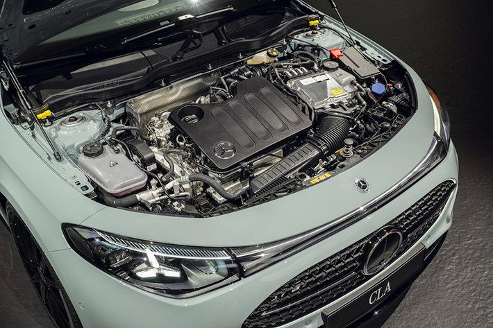 Động cơ tăng áp M252 1.5 lít được sử dụng trong Mercedes-Benz CLA 220 hybrid mới là sản phẩm hợp tác phát triển giữa Mercedes-Benz và Geely, trong đó Mercedes-Benz cung cấp kiến ​​trúc động cơ và các tiêu chuẩn thiết kế. Đồng thời, Geely đóng góp vào phát triển kỹ thuật và sản xuất tại Trung Quốc.