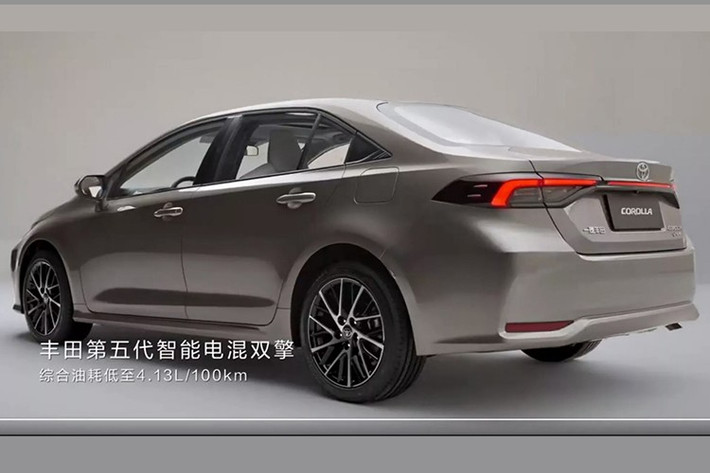 Trong đó, FAW Toyota Corolla sở hữu thiết kế đầu xe kiểu “hammerhead” lấy cảm hứng từ Prius, kết hợp với mặt ca-lăng và cản trước tối giản. Đuôi xe bổ sung dải LED nối liền hai cụm đèn hậu, tương tự mẫu Allion – một biến thể Corolla trục cơ sở dài khác tại thị trường nội địa.