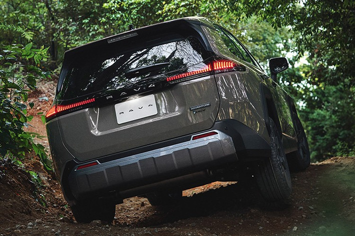 Toyota RAV4 2026 tại Nhật sử dụng hệ truyền động hybrid gồm động cơ xăng 2.5L A25A-FXS hút khí tự nhiên, 4 xi-lanh thẳng hàng, cho công suất 186 PS và mô-men xoắn 221 Nm, kết hợp hộp số E-CVT.