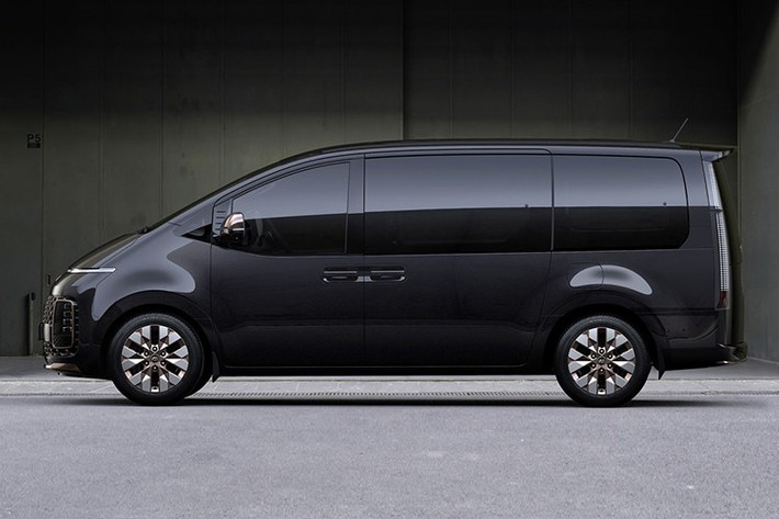 Nhìn thoáng qua, không dễ để nhận ra những chi tiết mới ở ngoại thất của Hyundai Staria 2026. Tuy nhiên, khi so sánh trực tiếp với phiên bản cũ, có thể thấy mẫu xe này được trang bị dải đèn LED liền mạch kéo dài toàn chiều rộng phía trước, hai bên khắc logo Staria, cụm đèn chiếu sáng thấp được tích hợp gọn gàng hơn và họa tiết mới cho các khe hút gió làm mát ở cản trước.