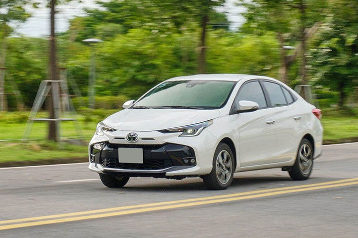Sedan cỡ B: Toyota Vios ﻿Toyota Vios củng cố vị thế dẫn đầu với doanh số tích lũy đạt 11.452 xe, tạo cách biệt hơn 2.000 chiếc so với đối thủ trực tiếp Honda City (9.214 xe). Trong bối cảnh thời gian còn lại của năm tài chính không còn nhiều, khả năng lật ngược thế cờ của các đối thủ là rất thấp. Do đó, Vios nhiều khả năng sẽ chắc suất vị trí số một phân khúc sedan cỡ B năm 2025