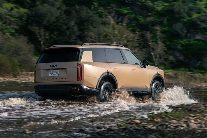 Đây là thông số hiếm thấy đối với một mẫu xe sử dụng kết cấu khung liền khối, vốn không phải là thế mạnh trong vận hành off-road. Dù vậy, vẫn có một số mẫu xe vượt qua con số này, như Land Rover Defender OCTA với khả năng lội nước 39,6 inch (1.005 mm), hay Rivian R1S đạt tới 43,1 inch (1.095 mm).