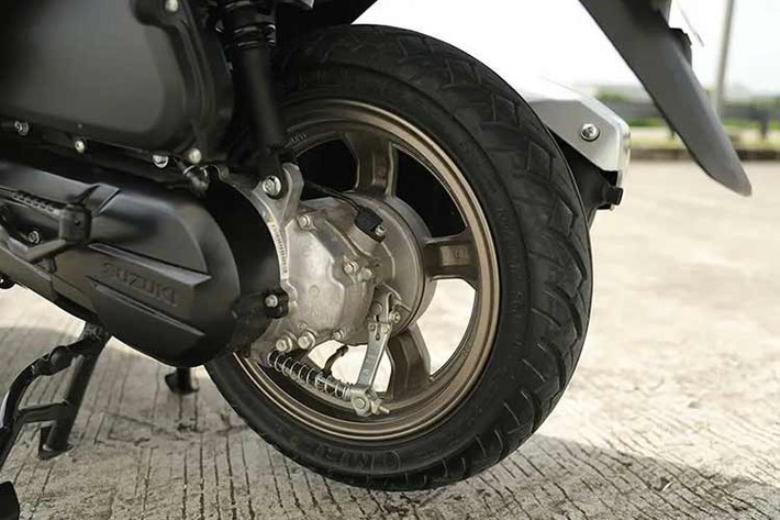 Burgman Street EX 2026 vẫn sử dụng động cơ xi-lanh đơn dung tích 124cc làm mát bằng không khí, nền tảng quen thuộc được chia sẻ với Access 125. Khối động cơ này sản sinh công suất tối đa 8,58 mã lực cùng mô-men xoắn cực đại 10 Nm, tập trung vào khả năng vận hành êm ái và tiết kiệm nhiên liệu.