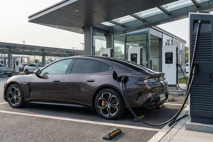 SU7 vốn là mẫu xe điện sản xuất hàng loạt đầu tiên của Xiaomi, ra mắt cuối năm 2023 và nhanh chóng tạo tiếng vang nhờ phạm vi hoạt động lên tới 800 km cùng khả năng tăng tốc 0–100 km/h chỉ trong 2,78 giây. Ở phiên bản nâng cấp, Xiaomi tiếp tục hoàn thiện mẫu xe này theo hướng hiện đại và công nghệ hơn.