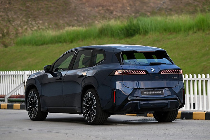 Ngoại thất thay đổi đáng chú ý của xe là khi lưới tản nhiệt dạng “quả thận” được thu gọn và tích hợp hiệu ứng phát sáng. Thiết kế này kết hợp cùng cụm đèn pha tạo thành một khối thống nhất, lấy cảm hứng từ các mẫu xe cổ điển của BMW.