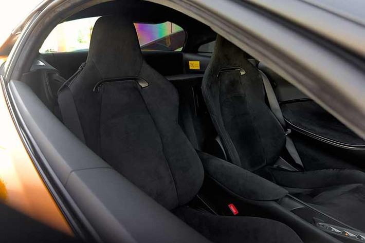 Đây cũng là dòng xe đóng vai trò mở đường cho thương hiệu McLaren của Anh quốc gia nhập thị trường Việt Nam. McLaren Artura sở hữu kết cấu khung sườn bằng sợi carbon siêu nhẹ. Toàn bộ khung gầm của siêu xe này có trọng lượng chỉ 82 kg. Trọng lượng của bản coupe là 1.396 kg và bản mui trần là 1.457 kg.