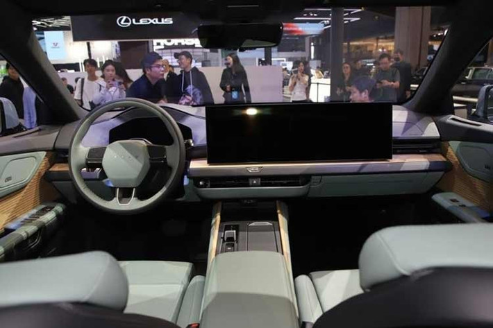 Bên trong xe, nội thất của mẫu xe sang Lexus ES 2026 bỏ đi khá nhiều yếu tố điều khiển vật lý. Táp lô xe chủ yếu xoay quanh màn cảm ứng trung tâm cỡ lớn đi kèm bảng đồng hồ kỹ thuật số 12,3 inch. Khu vực trước mặt ghế bên phía trước có thể có màn giải trí phụ.